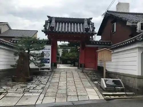 六道珍皇寺の山門