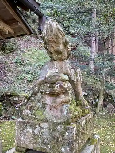 岩戸落葉神社の狛犬