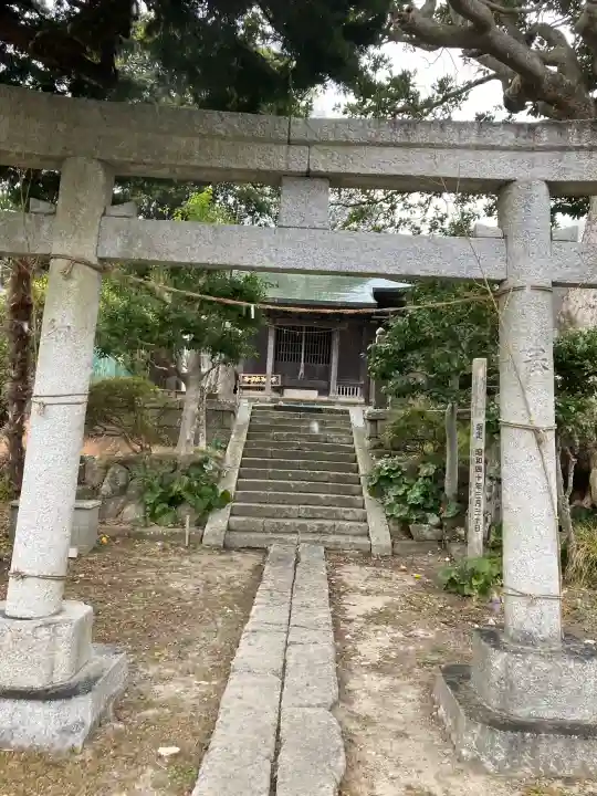 八雲神社(鎌倉・西御門)の{uncategorized: "未分類", other: "その他", undefined: "問題あり", building: "その他建物", grave: "お墓", sacred_gate: "鳥居", guardian: "狛犬", statue: "像", buddha: "仏像", history: "歴史", nature: "自然", garden: "庭園", animal: "動物", pagoda: "塔", temizu: "手水舎", mountain_gate: "山門・神門", sanctuary: "本殿・本堂", subordinate: "末社・摂社", art: "芸術", scenery: "景色", jizo: "地蔵", ema: "絵馬", goshuin: "御朱印", omikuji: "おみくじ", items: "授与品その他", amulet: "お守り", goshuincho: "御朱印帳", eats: "食事", festival: "お祭り", votive_dance: "神楽", shichigosan: "七五三参", wedding: "結婚式", experience: "体験その他", initially: "初詣", around: "周辺", anti_infection: "感染症対策"}