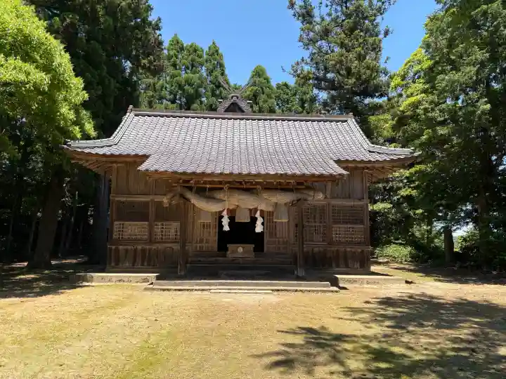 六所神社の{uncategorized: "未分類", other: "その他", undefined: "問題あり", building: "その他建物", grave: "お墓", sacred_gate: "鳥居", guardian: "狛犬", statue: "像", buddha: "仏像", history: "歴史", nature: "自然", garden: "庭園", animal: "動物", pagoda: "塔", temizu: "手水舎", mountain_gate: "山門・神門", sanctuary: "本殿・本堂", subordinate: "末社・摂社", art: "芸術", scenery: "景色", jizo: "地蔵", ema: "絵馬", goshuin: "御朱印", omikuji: "おみくじ", items: "授与品その他", amulet: "お守り", goshuincho: "御朱印帳", eats: "食事", festival: "お祭り", votive_dance: "神楽", shichigosan: "七五三参", wedding: "結婚式", experience: "体験その他", initially: "初詣", around: "周辺", anti_infection: "感染症対策"}