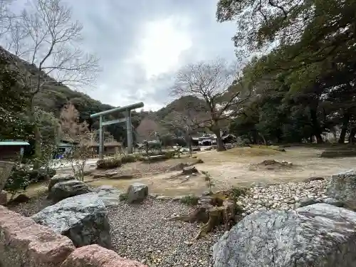 岐阜護國神社の{uncategorized: "未分類", other: "その他", undefined: "問題あり", building: "その他建物", grave: "お墓", sacred_gate: "鳥居", guardian: "狛犬", statue: "像", buddha: "仏像", history: "歴史", nature: "自然", garden: "庭園", animal: "動物", pagoda: "塔", temizu: "手水舎", mountain_gate: "山門・神門", sanctuary: "本殿・本堂", subordinate: "末社・摂社", art: "芸術", scenery: "景色", jizo: "地蔵", ema: "絵馬", goshuin: "御朱印", omikuji: "おみくじ", items: "授与品その他", amulet: "お守り", goshuincho: "御朱印帳", eats: "食事", festival: "お祭り", votive_dance: "神楽", shichigosan: "七五三参", wedding: "結婚式", experience: "体験その他", initially: "初詣", around: "周辺", anti_infection: "感染症対策"}