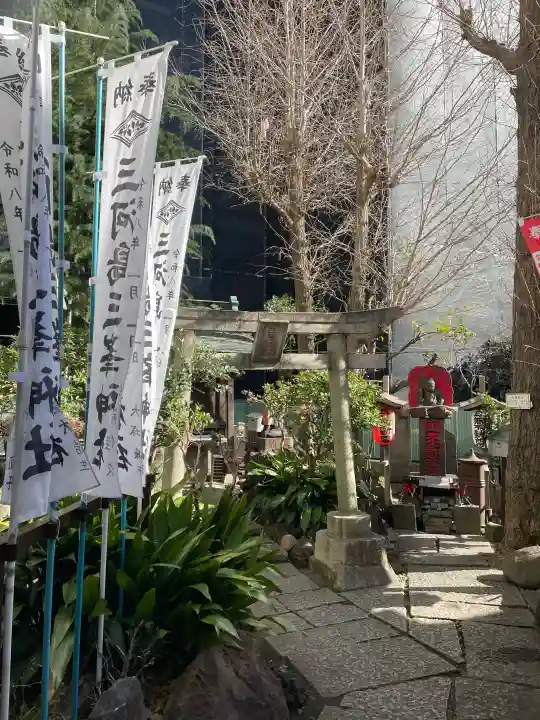 三峯神社の{uncategorized: "未分類", other: "その他", undefined: "問題あり", building: "その他建物", grave: "お墓", sacred_gate: "鳥居", guardian: "狛犬", statue: "像", buddha: "仏像", history: "歴史", nature: "自然", garden: "庭園", animal: "動物", pagoda: "塔", temizu: "手水舎", mountain_gate: "山門・神門", sanctuary: "本殿・本堂", subordinate: "末社・摂社", art: "芸術", scenery: "景色", jizo: "地蔵", ema: "絵馬", goshuin: "御朱印", omikuji: "おみくじ", items: "授与品その他", amulet: "お守り", goshuincho: "御朱印帳", eats: "食事", festival: "お祭り", votive_dance: "神楽", shichigosan: "七五三参", wedding: "結婚式", experience: "体験その他", initially: "初詣", around: "周辺", anti_infection: "感染症対策"}