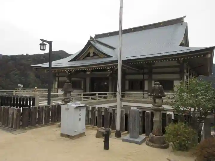 青岸渡寺の本殿・本堂
