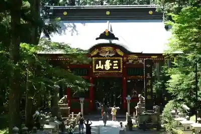 三峯神社の山門・神門