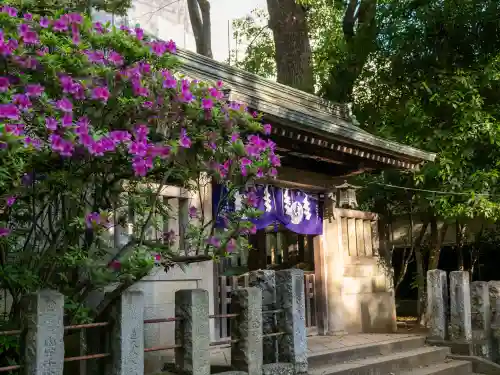 駒込稲荷神社の{uncategorized: "未分類", other: "その他", undefined: "問題あり", building: "その他建物", grave: "お墓", sacred_gate: "鳥居", guardian: "狛犬", statue: "像", buddha: "仏像", history: "歴史", nature: "自然", garden: "庭園", animal: "動物", pagoda: "塔", temizu: "手水舎", mountain_gate: "山門・神門", sanctuary: "本殿・本堂", subordinate: "末社・摂社", art: "芸術", scenery: "景色", jizo: "地蔵", ema: "絵馬", goshuin: "御朱印", omikuji: "おみくじ", items: "授与品その他", amulet: "お守り", goshuincho: "御朱印帳", eats: "食事", festival: "お祭り", votive_dance: "神楽", shichigosan: "七五三参", wedding: "結婚式", experience: "体験その他", initially: "初詣", around: "周辺", anti_infection: "感染症対策"}