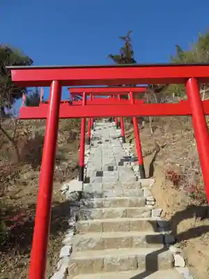 差出磯大嶽山神社 仕事と健康と厄よけの神さまの鳥居