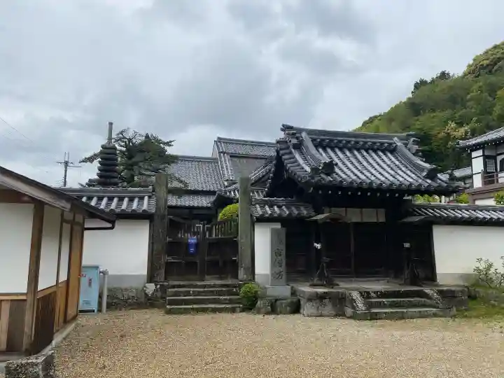 矢田寺南僧坊の{uncategorized: "未分類", other: "その他", undefined: "問題あり", building: "その他建物", grave: "お墓", sacred_gate: "鳥居", guardian: "狛犬", statue: "像", buddha: "仏像", history: "歴史", nature: "自然", garden: "庭園", animal: "動物", pagoda: "塔", temizu: "手水舎", mountain_gate: "山門・神門", sanctuary: "本殿・本堂", subordinate: "末社・摂社", art: "芸術", scenery: "景色", jizo: "地蔵", ema: "絵馬", goshuin: "御朱印", omikuji: "おみくじ", items: "授与品その他", amulet: "お守り", goshuincho: "御朱印帳", eats: "食事", festival: "お祭り", votive_dance: "神楽", shichigosan: "七五三参", wedding: "結婚式", experience: "体験その他", initially: "初詣", around: "周辺", anti_infection: "感染症対策"}