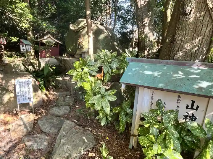 芳養八幡神社の{uncategorized: "未分類", other: "その他", undefined: "問題あり", building: "その他建物", grave: "お墓", sacred_gate: "鳥居", guardian: "狛犬", statue: "像", buddha: "仏像", history: "歴史", nature: "自然", garden: "庭園", animal: "動物", pagoda: "塔", temizu: "手水舎", mountain_gate: "山門・神門", sanctuary: "本殿・本堂", subordinate: "末社・摂社", art: "芸術", scenery: "景色", jizo: "地蔵", ema: "絵馬", goshuin: "御朱印", omikuji: "おみくじ", items: "授与品その他", amulet: "お守り", goshuincho: "御朱印帳", eats: "食事", festival: "お祭り", votive_dance: "神楽", shichigosan: "七五三参", wedding: "結婚式", experience: "体験その他", initially: "初詣", around: "周辺", anti_infection: "感染症対策"}