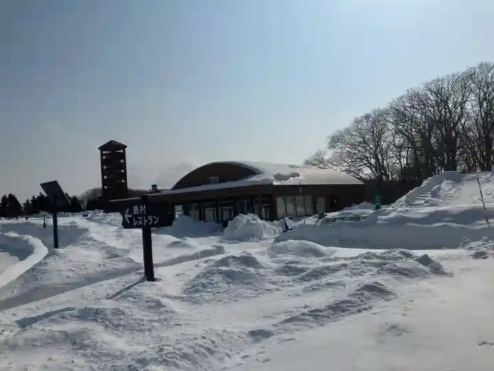 北広島市総鎮守 廣島神社の{uncategorized: "未分類", other: "その他", undefined: "問題あり", building: "その他建物", grave: "お墓", sacred_gate: "鳥居", guardian: "狛犬", statue: "像", buddha: "仏像", history: "歴史", nature: "自然", garden: "庭園", animal: "動物", pagoda: "塔", temizu: "手水舎", mountain_gate: "山門・神門", sanctuary: "本殿・本堂", subordinate: "末社・摂社", art: "芸術", scenery: "景色", jizo: "地蔵", ema: "絵馬", goshuin: "御朱印", omikuji: "おみくじ", items: "授与品その他", amulet: "お守り", goshuincho: "御朱印帳", eats: "食事", festival: "お祭り", votive_dance: "神楽", shichigosan: "七五三参", wedding: "結婚式", experience: "体験その他", initially: "初詣", around: "周辺", anti_infection: "感染症対策"}