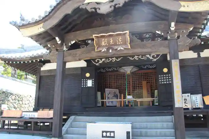 郷照寺の本殿・本堂