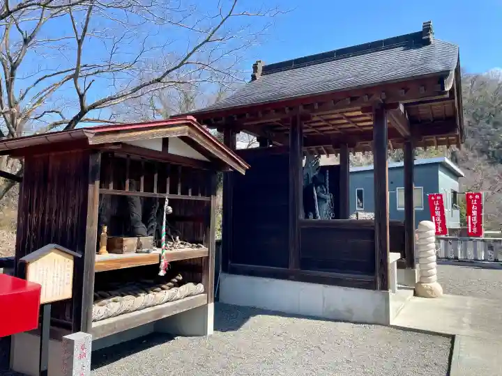 はね瀧道了尊の{uncategorized: "未分類", other: "その他", undefined: "問題あり", building: "その他建物", grave: "お墓", sacred_gate: "鳥居", guardian: "狛犬", statue: "像", buddha: "仏像", history: "歴史", nature: "自然", garden: "庭園", animal: "動物", pagoda: "塔", temizu: "手水舎", mountain_gate: "山門・神門", sanctuary: "本殿・本堂", subordinate: "末社・摂社", art: "芸術", scenery: "景色", jizo: "地蔵", ema: "絵馬", goshuin: "御朱印", omikuji: "おみくじ", items: "授与品その他", amulet: "お守り", goshuincho: "御朱印帳", eats: "食事", festival: "お祭り", votive_dance: "神楽", shichigosan: "七五三参", wedding: "結婚式", experience: "体験その他", initially: "初詣", around: "周辺", anti_infection: "感染症対策"}