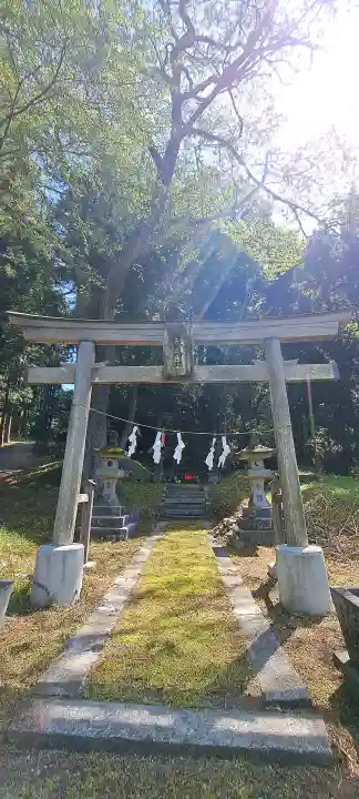熊野神社の{uncategorized: "未分類", other: "その他", undefined: "問題あり", building: "その他建物", grave: "お墓", sacred_gate: "鳥居", guardian: "狛犬", statue: "像", buddha: "仏像", history: "歴史", nature: "自然", garden: "庭園", animal: "動物", pagoda: "塔", temizu: "手水舎", mountain_gate: "山門・神門", sanctuary: "本殿・本堂", subordinate: "末社・摂社", art: "芸術", scenery: "景色", jizo: "地蔵", ema: "絵馬", goshuin: "御朱印", omikuji: "おみくじ", items: "授与品その他", amulet: "お守り", goshuincho: "御朱印帳", eats: "食事", festival: "お祭り", votive_dance: "神楽", shichigosan: "七五三参", wedding: "結婚式", experience: "体験その他", initially: "初詣", around: "周辺", anti_infection: "感染症対策"}