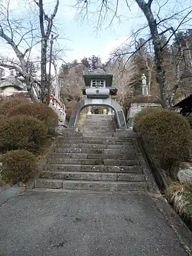 岩角山 岩角寺の山門