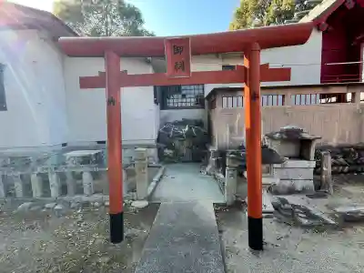 稲荷神社の{uncategorized: "未分類", other: "その他", undefined: "問題あり", building: "その他建物", grave: "お墓", sacred_gate: "鳥居", guardian: "狛犬", statue: "像", buddha: "仏像", history: "歴史", nature: "自然", garden: "庭園", animal: "動物", pagoda: "塔", temizu: "手水舎", mountain_gate: "山門・神門", sanctuary: "本殿・本堂", subordinate: "末社・摂社", art: "芸術", scenery: "景色", jizo: "地蔵", ema: "絵馬", goshuin: "御朱印", omikuji: "おみくじ", items: "授与品その他", amulet: "お守り", goshuincho: "御朱印帳", eats: "食事", festival: "お祭り", votive_dance: "神楽", shichigosan: "七五三参", wedding: "結婚式", experience: "体験その他", initially: "初詣", around: "周辺", anti_infection: "感染症対策"}