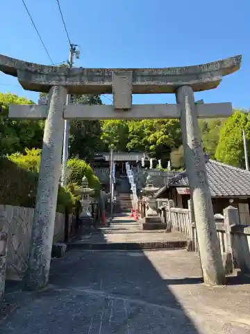 須佐能表神社の{uncategorized: "未分類", other: "その他", undefined: "問題あり", building: "その他建物", grave: "お墓", sacred_gate: "鳥居", guardian: "狛犬", statue: "像", buddha: "仏像", history: "歴史", nature: "自然", garden: "庭園", animal: "動物", pagoda: "塔", temizu: "手水舎", mountain_gate: "山門・神門", sanctuary: "本殿・本堂", subordinate: "末社・摂社", art: "芸術", scenery: "景色", jizo: "地蔵", ema: "絵馬", goshuin: "御朱印", omikuji: "おみくじ", items: "授与品その他", amulet: "お守り", goshuincho: "御朱印帳", eats: "食事", festival: "お祭り", votive_dance: "神楽", shichigosan: "七五三参", wedding: "結婚式", experience: "体験その他", initially: "初詣", around: "周辺", anti_infection: "感染症対策"}