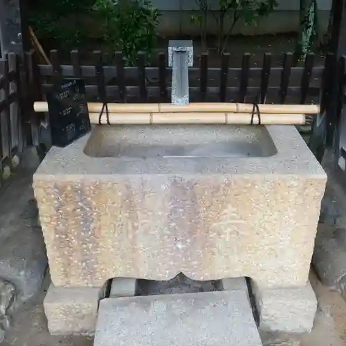 綾瀬稲荷神社の手水舎