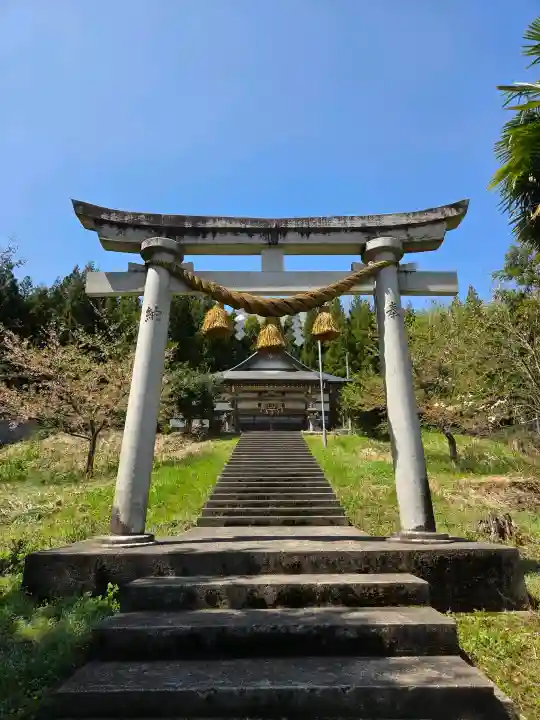 白鳥神社の{uncategorized: "未分類", other: "その他", undefined: "問題あり", building: "その他建物", grave: "お墓", sacred_gate: "鳥居", guardian: "狛犬", statue: "像", buddha: "仏像", history: "歴史", nature: "自然", garden: "庭園", animal: "動物", pagoda: "塔", temizu: "手水舎", mountain_gate: "山門・神門", sanctuary: "本殿・本堂", subordinate: "末社・摂社", art: "芸術", scenery: "景色", jizo: "地蔵", ema: "絵馬", goshuin: "御朱印", omikuji: "おみくじ", items: "授与品その他", amulet: "お守り", goshuincho: "御朱印帳", eats: "食事", festival: "お祭り", votive_dance: "神楽", shichigosan: "七五三参", wedding: "結婚式", experience: "体験その他", initially: "初詣", around: "周辺", anti_infection: "感染症対策"}