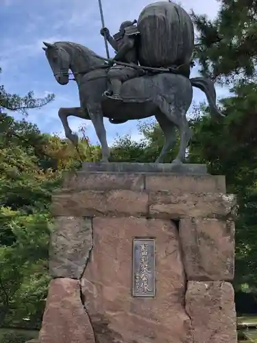 尾山神社の像