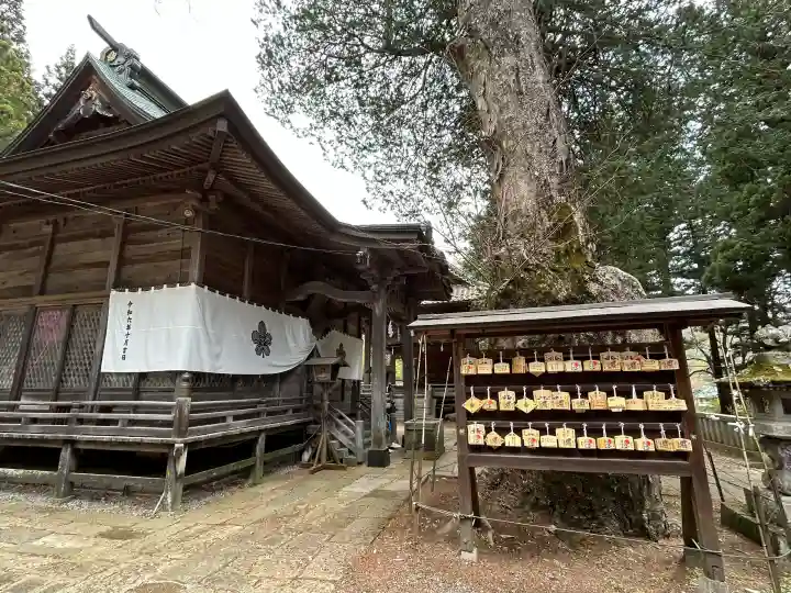 新海三社神社の{uncategorized: "未分類", other: "その他", undefined: "問題あり", building: "その他建物", grave: "お墓", sacred_gate: "鳥居", guardian: "狛犬", statue: "像", buddha: "仏像", history: "歴史", nature: "自然", garden: "庭園", animal: "動物", pagoda: "塔", temizu: "手水舎", mountain_gate: "山門・神門", sanctuary: "本殿・本堂", subordinate: "末社・摂社", art: "芸術", scenery: "景色", jizo: "地蔵", ema: "絵馬", goshuin: "御朱印", omikuji: "おみくじ", items: "授与品その他", amulet: "お守り", goshuincho: "御朱印帳", eats: "食事", festival: "お祭り", votive_dance: "神楽", shichigosan: "七五三参", wedding: "結婚式", experience: "体験その他", initially: "初詣", around: "周辺", anti_infection: "感染症対策"}