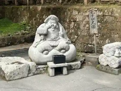 日光二荒山神社の{uncategorized: "未分類", other: "その他", undefined: "問題あり", building: "その他建物", grave: "お墓", sacred_gate: "鳥居", guardian: "狛犬", statue: "像", buddha: "仏像", history: "歴史", nature: "自然", garden: "庭園", animal: "動物", pagoda: "塔", temizu: "手水舎", mountain_gate: "山門・神門", sanctuary: "本殿・本堂", subordinate: "末社・摂社", art: "芸術", scenery: "景色", jizo: "地蔵", ema: "絵馬", goshuin: "御朱印", omikuji: "おみくじ", items: "授与品その他", amulet: "お守り", goshuincho: "御朱印帳", eats: "食事", festival: "お祭り", votive_dance: "神楽", shichigosan: "七五三参", wedding: "結婚式", experience: "体験その他", initially: "初詣", around: "周辺", anti_infection: "感染症対策"}