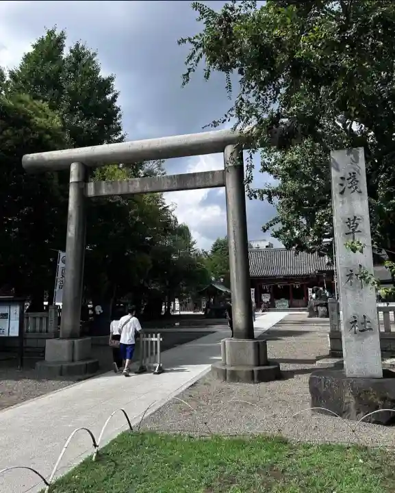 浅草神社の鳥居