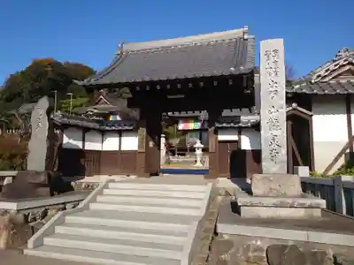 埼玉厄除け開運大師・龍泉寺（切り絵御朱印発祥の寺）の山門・神門