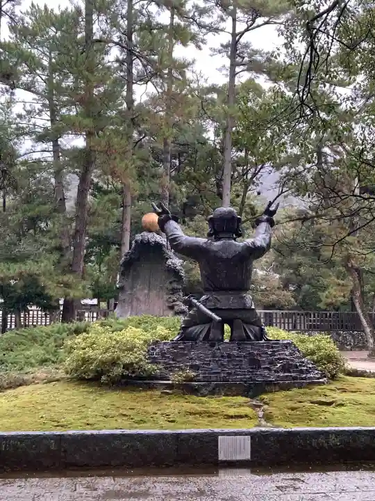 出雲大社の{uncategorized: "未分類", other: "その他", undefined: "問題あり", building: "その他建物", grave: "お墓", sacred_gate: "鳥居", guardian: "狛犬", statue: "像", buddha: "仏像", history: "歴史", nature: "自然", garden: "庭園", animal: "動物", pagoda: "塔", temizu: "手水舎", mountain_gate: "山門・神門", sanctuary: "本殿・本堂", subordinate: "末社・摂社", art: "芸術", scenery: "景色", jizo: "地蔵", ema: "絵馬", goshuin: "御朱印", omikuji: "おみくじ", items: "授与品その他", amulet: "お守り", goshuincho: "御朱印帳", eats: "食事", festival: "お祭り", votive_dance: "神楽", shichigosan: "七五三参", wedding: "結婚式", experience: "体験その他", initially: "初詣", around: "周辺", anti_infection: "感染症対策"}