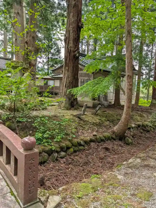雄山神社中宮祈願殿の{uncategorized: "未分類", other: "その他", undefined: "問題あり", building: "その他建物", grave: "お墓", sacred_gate: "鳥居", guardian: "狛犬", statue: "像", buddha: "仏像", history: "歴史", nature: "自然", garden: "庭園", animal: "動物", pagoda: "塔", temizu: "手水舎", mountain_gate: "山門・神門", sanctuary: "本殿・本堂", subordinate: "末社・摂社", art: "芸術", scenery: "景色", jizo: "地蔵", ema: "絵馬", goshuin: "御朱印", omikuji: "おみくじ", items: "授与品その他", amulet: "お守り", goshuincho: "御朱印帳", eats: "食事", festival: "お祭り", votive_dance: "神楽", shichigosan: "七五三参", wedding: "結婚式", experience: "体験その他", initially: "初詣", around: "周辺", anti_infection: "感染症対策"}