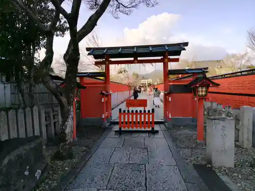 車折神社の{uncategorized: "未分類", other: "その他", undefined: "問題あり", building: "その他建物", grave: "お墓", sacred_gate: "鳥居", guardian: "狛犬", statue: "像", buddha: "仏像", history: "歴史", nature: "自然", garden: "庭園", animal: "動物", pagoda: "塔", temizu: "手水舎", mountain_gate: "山門・神門", sanctuary: "本殿・本堂", subordinate: "末社・摂社", art: "芸術", scenery: "景色", jizo: "地蔵", ema: "絵馬", goshuin: "御朱印", omikuji: "おみくじ", items: "授与品その他", amulet: "お守り", goshuincho: "御朱印帳", eats: "食事", festival: "お祭り", votive_dance: "神楽", shichigosan: "七五三参", wedding: "結婚式", experience: "体験その他", initially: "初詣", around: "周辺", anti_infection: "感染症対策"}