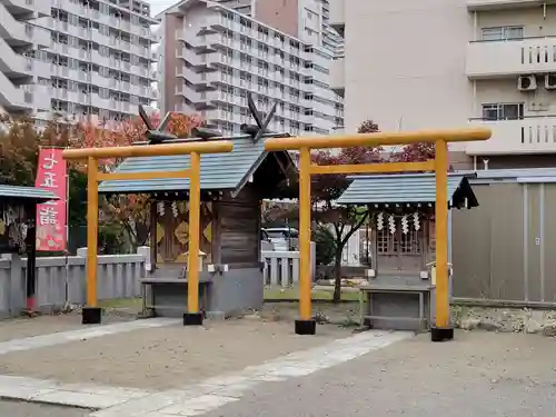 胡録神社の末社・摂社