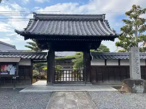 曼陀羅寺の山門