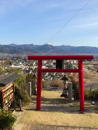 差出磯大嶽山神社 仕事と健康と厄よけの神さまの鳥居