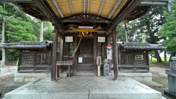 郷里神社の本殿・本堂