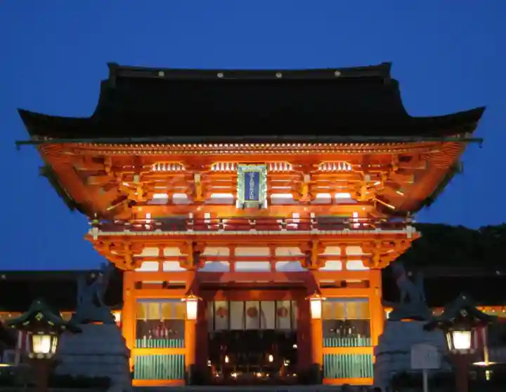 伏見稲荷大社の山門・神門