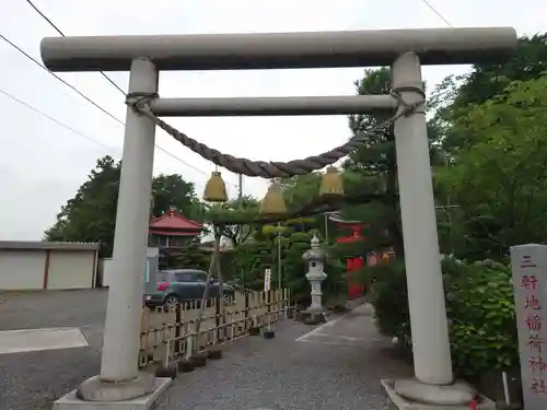 三軒地稲荷神社の鳥居