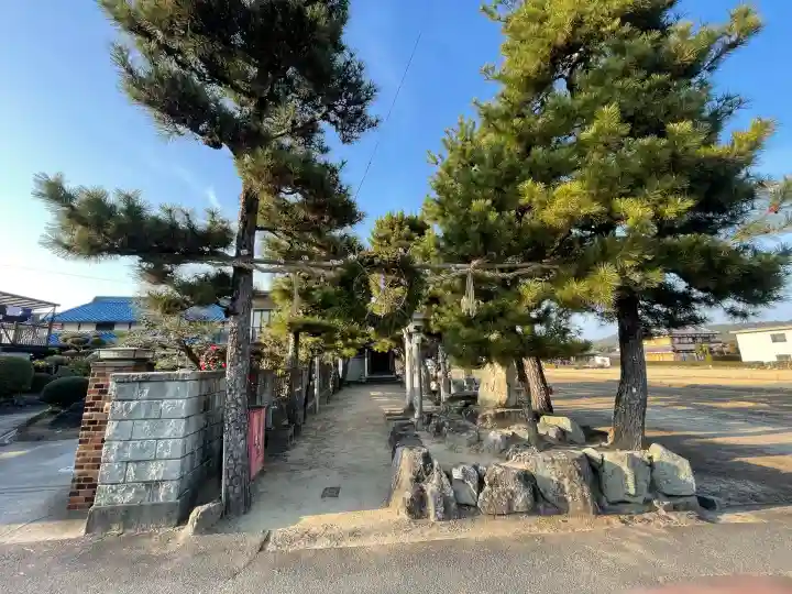 天神社遥拝所の{uncategorized: "未分類", other: "その他", undefined: "問題あり", building: "その他建物", grave: "お墓", sacred_gate: "鳥居", guardian: "狛犬", statue: "像", buddha: "仏像", history: "歴史", nature: "自然", garden: "庭園", animal: "動物", pagoda: "塔", temizu: "手水舎", mountain_gate: "山門・神門", sanctuary: "本殿・本堂", subordinate: "末社・摂社", art: "芸術", scenery: "景色", jizo: "地蔵", ema: "絵馬", goshuin: "御朱印", omikuji: "おみくじ", items: "授与品その他", amulet: "お守り", goshuincho: "御朱印帳", eats: "食事", festival: "お祭り", votive_dance: "神楽", shichigosan: "七五三参", wedding: "結婚式", experience: "体験その他", initially: "初詣", around: "周辺", anti_infection: "感染症対策"}