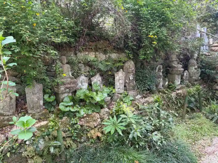 龍潭寺の{uncategorized: "未分類", other: "その他", undefined: "問題あり", building: "その他建物", grave: "お墓", sacred_gate: "鳥居", guardian: "狛犬", statue: "像", buddha: "仏像", history: "歴史", nature: "自然", garden: "庭園", animal: "動物", pagoda: "塔", temizu: "手水舎", mountain_gate: "山門・神門", sanctuary: "本殿・本堂", subordinate: "末社・摂社", art: "芸術", scenery: "景色", jizo: "地蔵", ema: "絵馬", goshuin: "御朱印", omikuji: "おみくじ", items: "授与品その他", amulet: "お守り", goshuincho: "御朱印帳", eats: "食事", festival: "お祭り", votive_dance: "神楽", shichigosan: "七五三参", wedding: "結婚式", experience: "体験その他", initially: "初詣", around: "周辺", anti_infection: "感染症対策"}