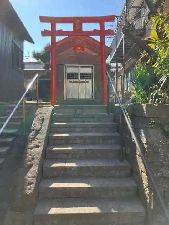 濱町稲荷の{uncategorized: "未分類", other: "その他", undefined: "問題あり", building: "その他建物", grave: "お墓", sacred_gate: "鳥居", guardian: "狛犬", statue: "像", buddha: "仏像", history: "歴史", nature: "自然", garden: "庭園", animal: "動物", pagoda: "塔", temizu: "手水舎", mountain_gate: "山門・神門", sanctuary: "本殿・本堂", subordinate: "末社・摂社", art: "芸術", scenery: "景色", jizo: "地蔵", ema: "絵馬", goshuin: "御朱印", omikuji: "おみくじ", items: "授与品その他", amulet: "お守り", goshuincho: "御朱印帳", eats: "食事", festival: "お祭り", votive_dance: "神楽", shichigosan: "七五三参", wedding: "結婚式", experience: "体験その他", initially: "初詣", around: "周辺", anti_infection: "感染症対策"}