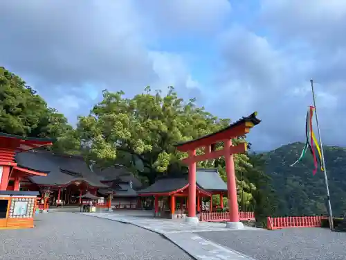 熊野那智大社の{uncategorized: "未分類", other: "その他", undefined: "問題あり", building: "その他建物", grave: "お墓", sacred_gate: "鳥居", guardian: "狛犬", statue: "像", buddha: "仏像", history: "歴史", nature: "自然", garden: "庭園", animal: "動物", pagoda: "塔", temizu: "手水舎", mountain_gate: "山門・神門", sanctuary: "本殿・本堂", subordinate: "末社・摂社", art: "芸術", scenery: "景色", jizo: "地蔵", ema: "絵馬", goshuin: "御朱印", omikuji: "おみくじ", items: "授与品その他", amulet: "お守り", goshuincho: "御朱印帳", eats: "食事", festival: "お祭り", votive_dance: "神楽", shichigosan: "七五三参", wedding: "結婚式", experience: "体験その他", initially: "初詣", around: "周辺", anti_infection: "感染症対策"}