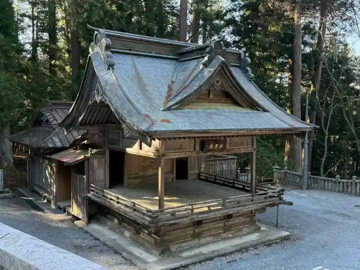 三峯神社の{uncategorized: "未分類", other: "その他", undefined: "問題あり", building: "その他建物", grave: "お墓", sacred_gate: "鳥居", guardian: "狛犬", statue: "像", buddha: "仏像", history: "歴史", nature: "自然", garden: "庭園", animal: "動物", pagoda: "塔", temizu: "手水舎", mountain_gate: "山門・神門", sanctuary: "本殿・本堂", subordinate: "末社・摂社", art: "芸術", scenery: "景色", jizo: "地蔵", ema: "絵馬", goshuin: "御朱印", omikuji: "おみくじ", items: "授与品その他", amulet: "お守り", goshuincho: "御朱印帳", eats: "食事", festival: "お祭り", votive_dance: "神楽", shichigosan: "七五三参", wedding: "結婚式", experience: "体験その他", initially: "初詣", around: "周辺", anti_infection: "感染症対策"}