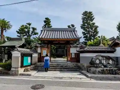 隣松寺の山門