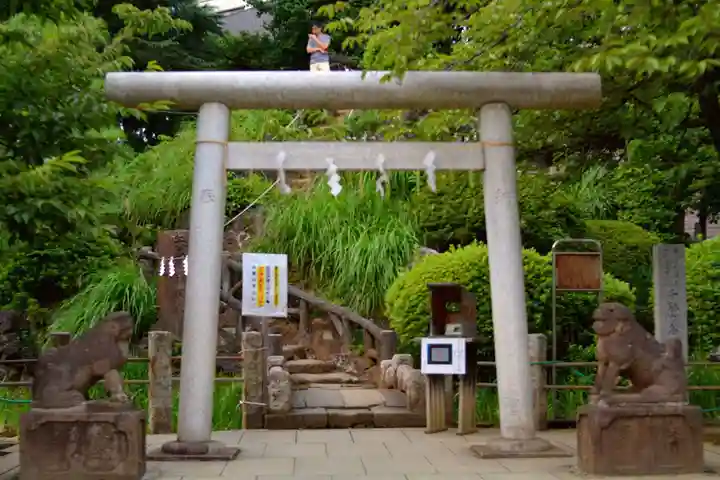 鳩森八幡神社の鳥居
