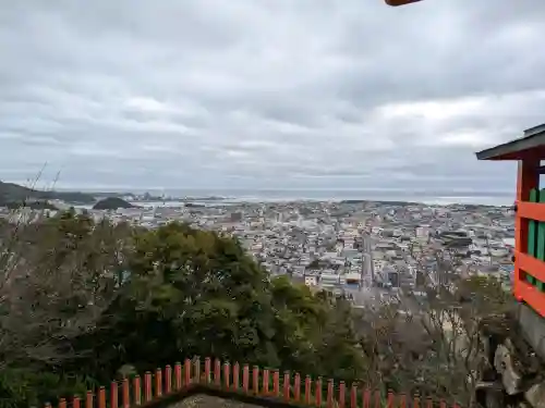 神倉神社（熊野速玉大社摂社）の{uncategorized: "未分類", other: "その他", undefined: "問題あり", building: "その他建物", grave: "お墓", sacred_gate: "鳥居", guardian: "狛犬", statue: "像", buddha: "仏像", history: "歴史", nature: "自然", garden: "庭園", animal: "動物", pagoda: "塔", temizu: "手水舎", mountain_gate: "山門・神門", sanctuary: "本殿・本堂", subordinate: "末社・摂社", art: "芸術", scenery: "景色", jizo: "地蔵", ema: "絵馬", goshuin: "御朱印", omikuji: "おみくじ", items: "授与品その他", amulet: "お守り", goshuincho: "御朱印帳", eats: "食事", festival: "お祭り", votive_dance: "神楽", shichigosan: "七五三参", wedding: "結婚式", experience: "体験その他", initially: "初詣", around: "周辺", anti_infection: "感染症対策"}