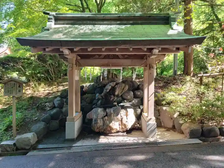 白山比咩神社の{uncategorized: "未分類", other: "その他", undefined: "問題あり", building: "その他建物", grave: "お墓", sacred_gate: "鳥居", guardian: "狛犬", statue: "像", buddha: "仏像", history: "歴史", nature: "自然", garden: "庭園", animal: "動物", pagoda: "塔", temizu: "手水舎", mountain_gate: "山門・神門", sanctuary: "本殿・本堂", subordinate: "末社・摂社", art: "芸術", scenery: "景色", jizo: "地蔵", ema: "絵馬", goshuin: "御朱印", omikuji: "おみくじ", items: "授与品その他", amulet: "お守り", goshuincho: "御朱印帳", eats: "食事", festival: "お祭り", votive_dance: "神楽", shichigosan: "七五三参", wedding: "結婚式", experience: "体験その他", initially: "初詣", around: "周辺", anti_infection: "感染症対策"}