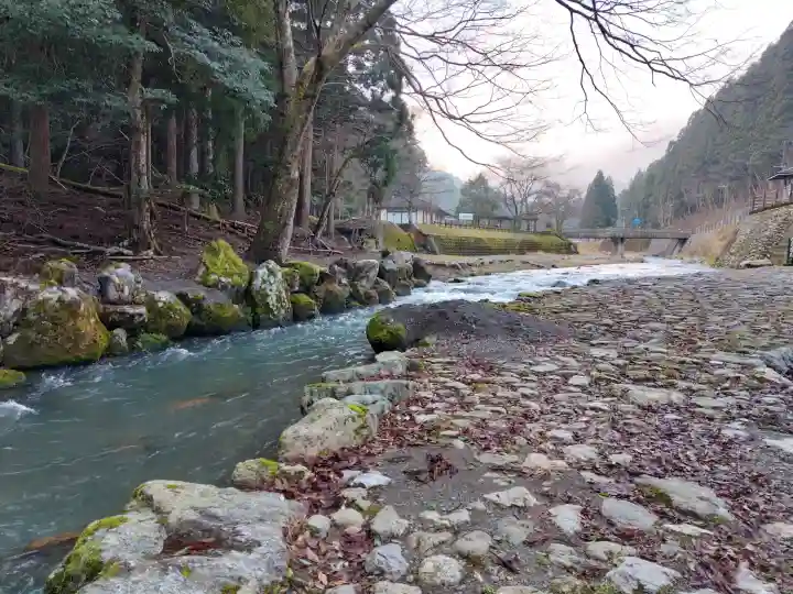 白石神社(若狭彦神社境外末社)の{uncategorized: "未分類", other: "その他", undefined: "問題あり", building: "その他建物", grave: "お墓", sacred_gate: "鳥居", guardian: "狛犬", statue: "像", buddha: "仏像", history: "歴史", nature: "自然", garden: "庭園", animal: "動物", pagoda: "塔", temizu: "手水舎", mountain_gate: "山門・神門", sanctuary: "本殿・本堂", subordinate: "末社・摂社", art: "芸術", scenery: "景色", jizo: "地蔵", ema: "絵馬", goshuin: "御朱印", omikuji: "おみくじ", items: "授与品その他", amulet: "お守り", goshuincho: "御朱印帳", eats: "食事", festival: "お祭り", votive_dance: "神楽", shichigosan: "七五三参", wedding: "結婚式", experience: "体験その他", initially: "初詣", around: "周辺", anti_infection: "感染症対策"}