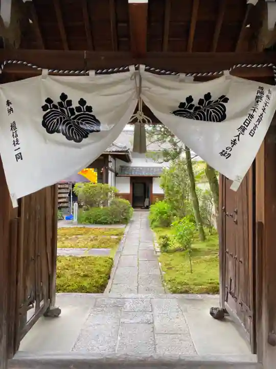 尊陽院の山門・神門