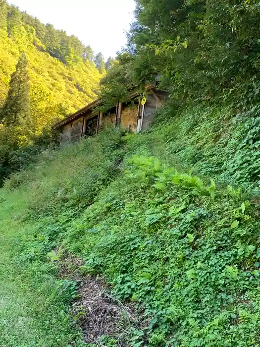 鮭立の磨崖仏の建物その他