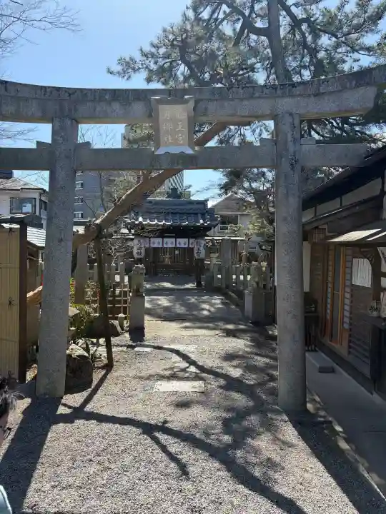 龍王宮秀郷社(橋守神社)の{uncategorized: "未分類", other: "その他", undefined: "問題あり", building: "その他建物", grave: "お墓", sacred_gate: "鳥居", guardian: "狛犬", statue: "像", buddha: "仏像", history: "歴史", nature: "自然", garden: "庭園", animal: "動物", pagoda: "塔", temizu: "手水舎", mountain_gate: "山門・神門", sanctuary: "本殿・本堂", subordinate: "末社・摂社", art: "芸術", scenery: "景色", jizo: "地蔵", ema: "絵馬", goshuin: "御朱印", omikuji: "おみくじ", items: "授与品その他", amulet: "お守り", goshuincho: "御朱印帳", eats: "食事", festival: "お祭り", votive_dance: "神楽", shichigosan: "七五三参", wedding: "結婚式", experience: "体験その他", initially: "初詣", around: "周辺", anti_infection: "感染症対策"}