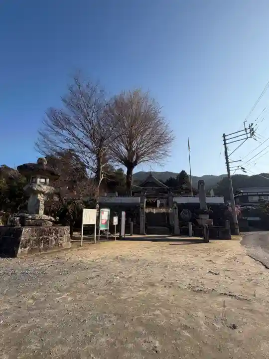 白山神社の{uncategorized: "未分類", other: "その他", undefined: "問題あり", building: "その他建物", grave: "お墓", sacred_gate: "鳥居", guardian: "狛犬", statue: "像", buddha: "仏像", history: "歴史", nature: "自然", garden: "庭園", animal: "動物", pagoda: "塔", temizu: "手水舎", mountain_gate: "山門・神門", sanctuary: "本殿・本堂", subordinate: "末社・摂社", art: "芸術", scenery: "景色", jizo: "地蔵", ema: "絵馬", goshuin: "御朱印", omikuji: "おみくじ", items: "授与品その他", amulet: "お守り", goshuincho: "御朱印帳", eats: "食事", festival: "お祭り", votive_dance: "神楽", shichigosan: "七五三参", wedding: "結婚式", experience: "体験その他", initially: "初詣", around: "周辺", anti_infection: "感染症対策"}