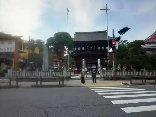 高幡不動尊　金剛寺の山門